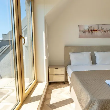 Elegant And Sunny With Free Parking