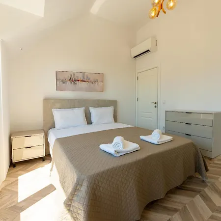 Elegant And Sunny With Free Parking Апартамент