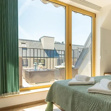 Elegant And Sunny With Free Parking