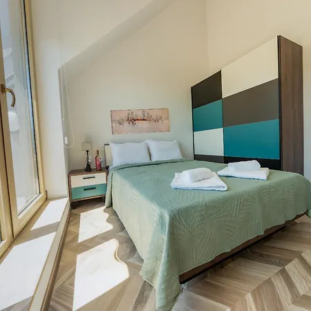 Elegant And Sunny With Free Parking Варна