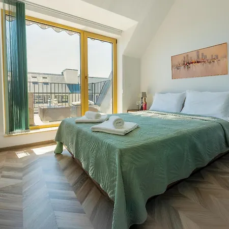 Elegant And Sunny With Free Parking