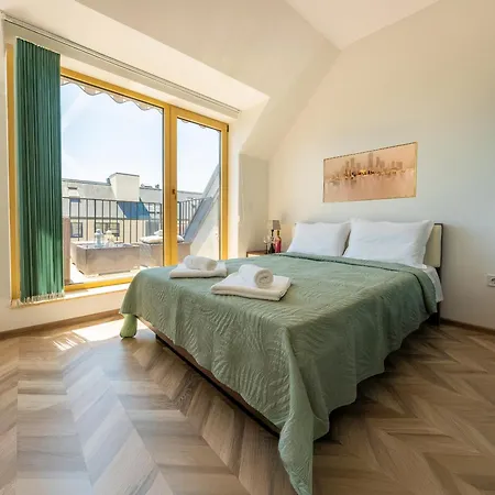 Elegant And Sunny With Free Parking Варна