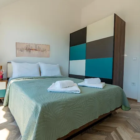 Апартамент Elegant And Sunny With Free Parking
