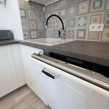 Elegant And Sunny With Free Parking Apartman